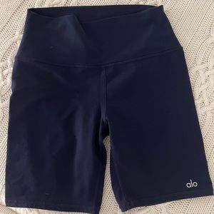 ALO Yoga highwaist biker shorts in navy blue